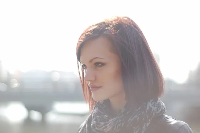 Jeune femme ukrainienne pensive reflétant les émotions complexes de la jalousie et de l'amour